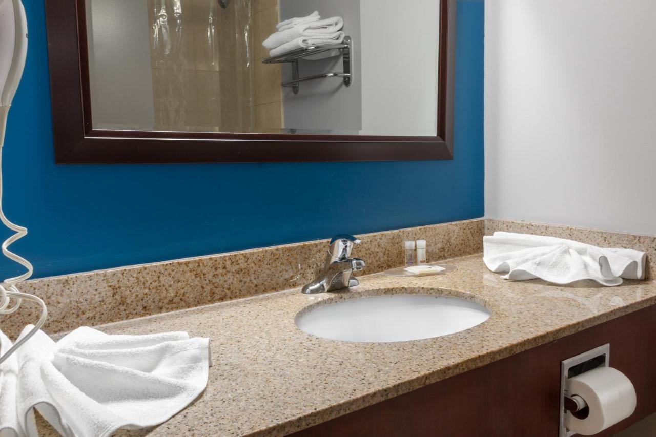 Premier Inn & Suites - Downtown Hamilton Buitenkant foto